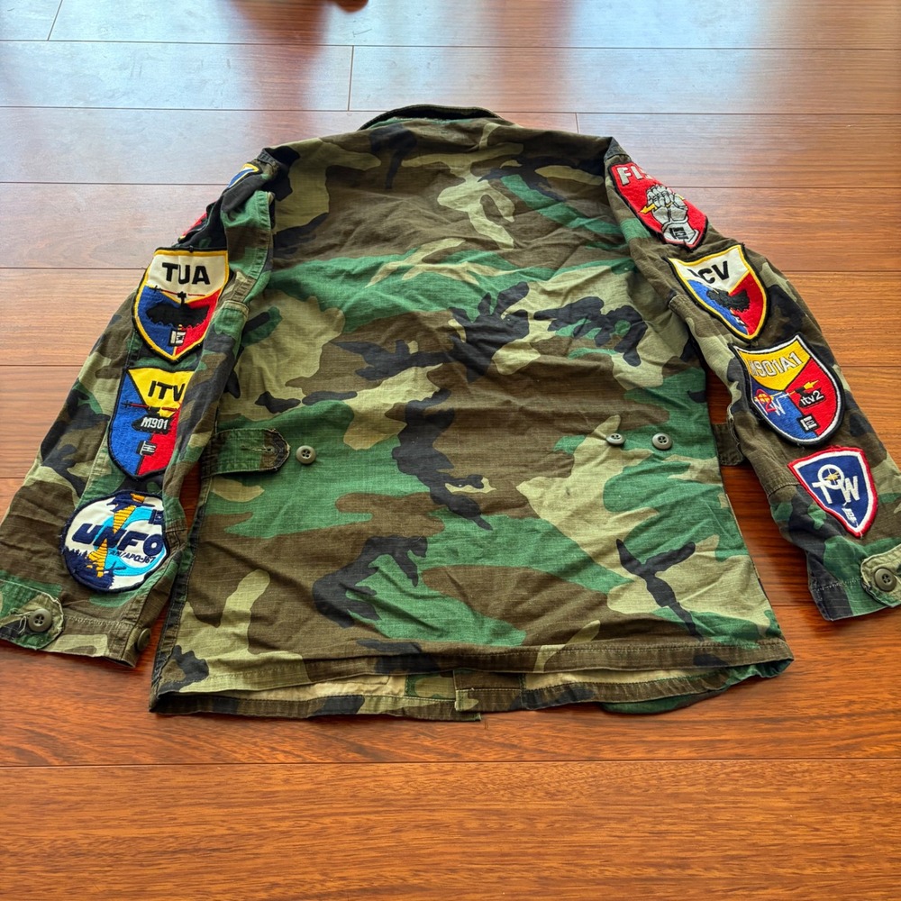 Vintage US Military Woodland Camo BDU Jacket with Combat Patches S-XS Adjustable - Picture 3 of 10